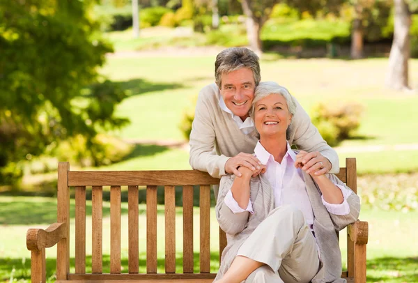 Äldre par på bänken — Stockfoto
