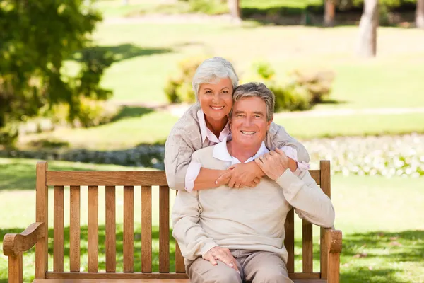 Elderly couple in the park — Stock Photo, Image