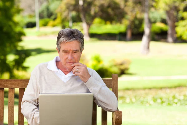 Senior man aan het werk op zijn laptop — Stockfoto