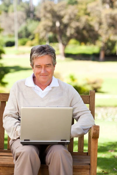 Senior man aan het werk op zijn laptop — Stockfoto
