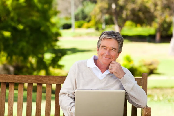 Uomo anziano che lavora al suo portatile — Foto Stock