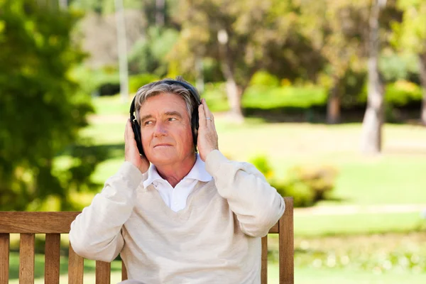 Pensionerad man lyssnar på lite musik — Stockfoto