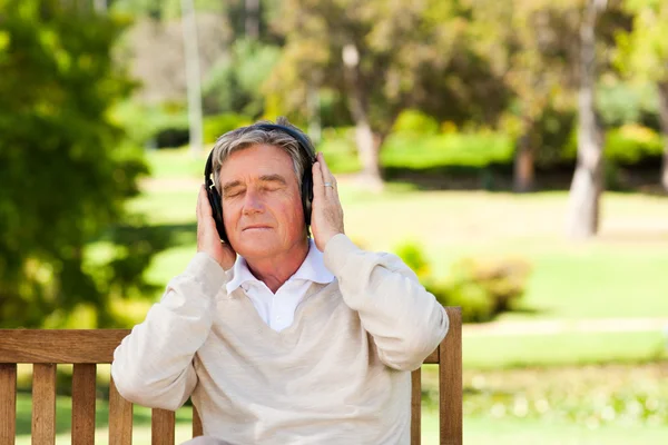 은퇴한 사람이 어떤 음악을 듣고 — 스톡 사진