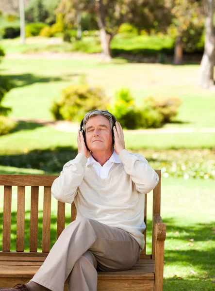 Hombre jubilado escuchando algo de música — Foto de Stock