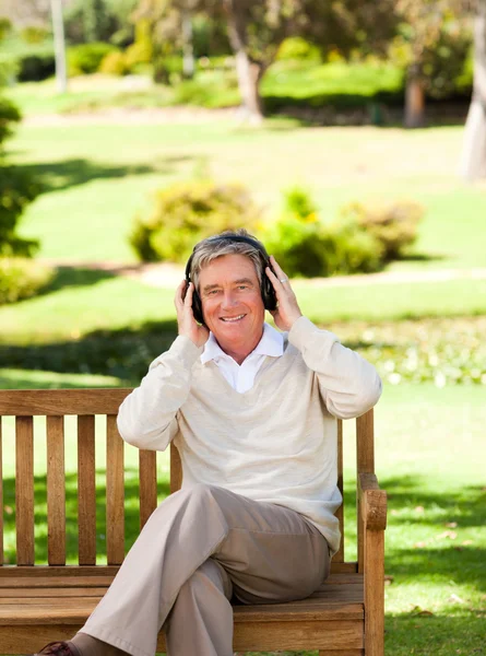 Pensionerad man lyssnar på lite musik — Stockfoto