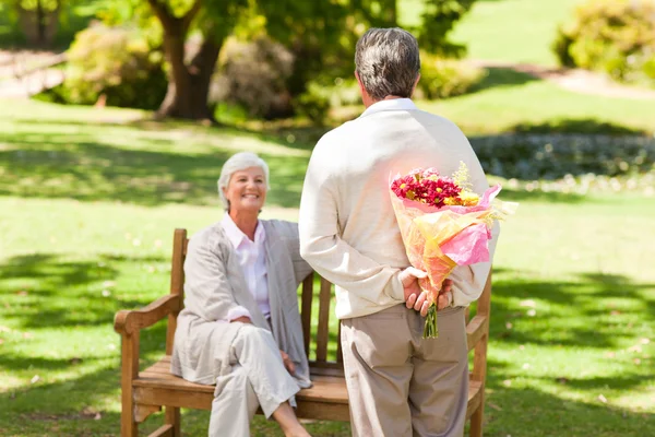 Rentner schenkt seiner Frau Blumen — Stockfoto