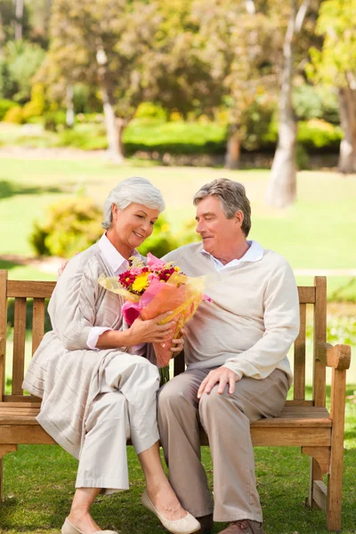Seniorchef schenkt seiner Frau Blumen — Stockfoto