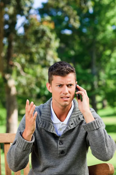 若い男がベンチに電話をかける — ストック写真