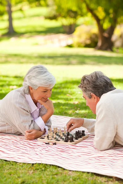 Casal de idosos jogando xadrez — Fotografia de Stock