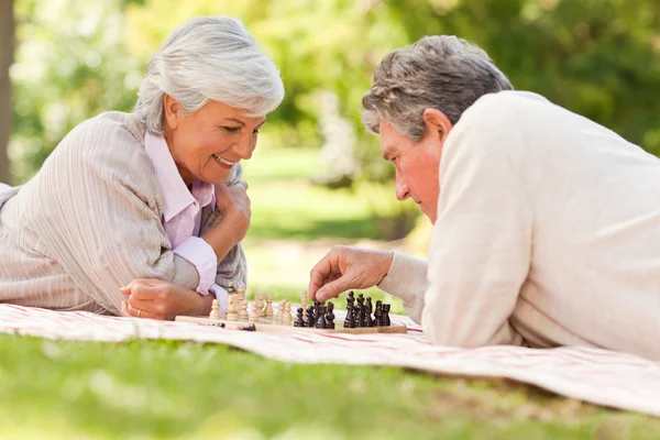 Ηλικιωμένο ζευγάρι παίζει σκάκι — Φωτογραφία Αρχείου