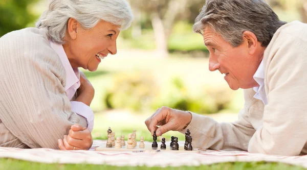 Пожилая пара играет в шахматы — стоковое фото