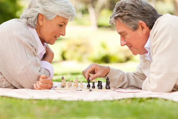 Äldre par spelar schack — Stockfoto