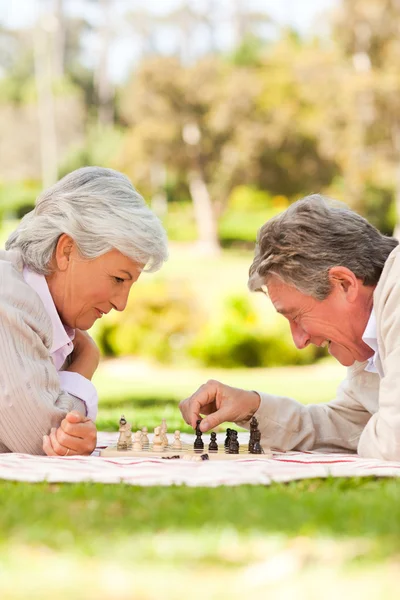 Retired couple playing chess — Stock Photo, Image