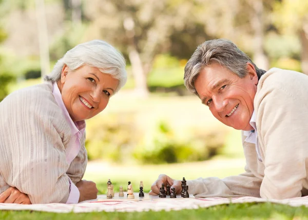Pensionerat par spelar schack — Stockfoto