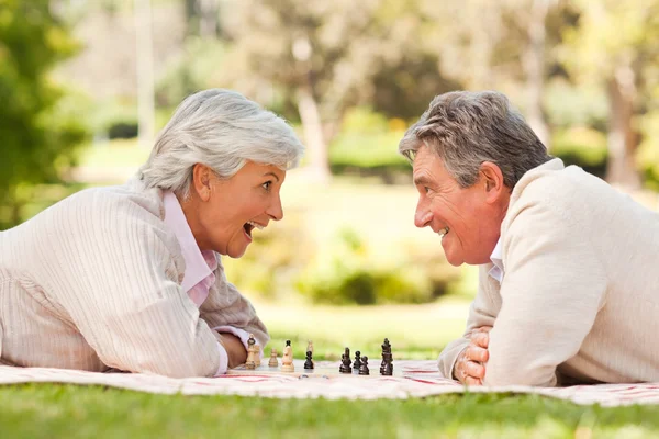 Casal aposentado jogando xadrez — Fotografia de Stock