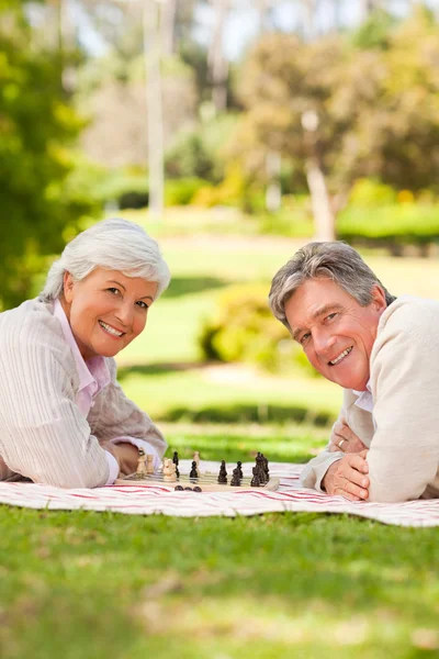 Retired couple playing chess — Stock Photo, Image