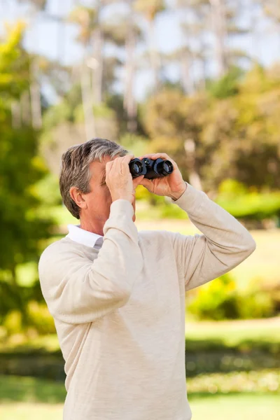 Hombre maduro observando aves —  Fotos de Stock