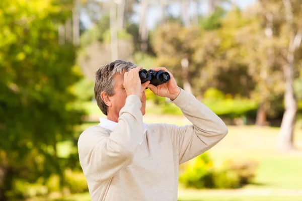 Pozorování ptáků zralý muž — Stock fotografie