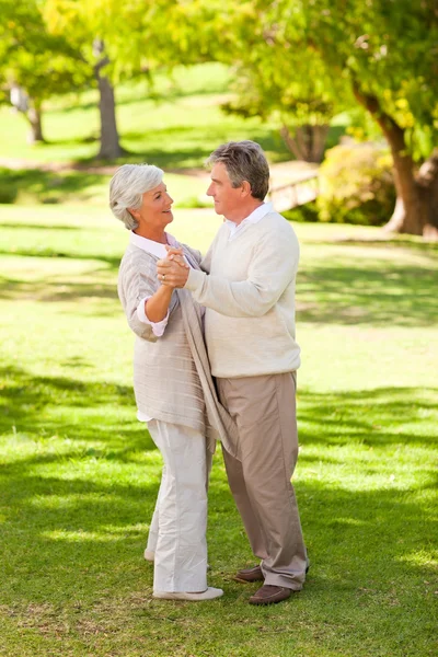 Пожилая пара танцует в парке — стоковое фото