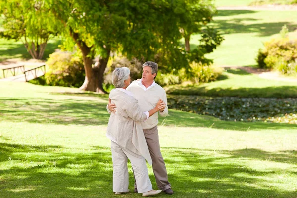 Pasangan senior menari di taman — Stok Foto