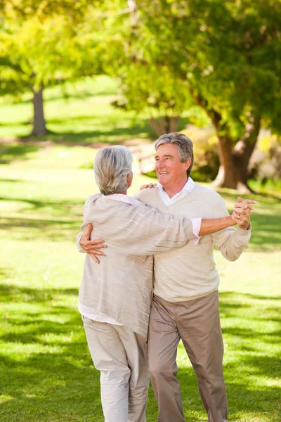 Couple mature dansant dans le parc — Photo