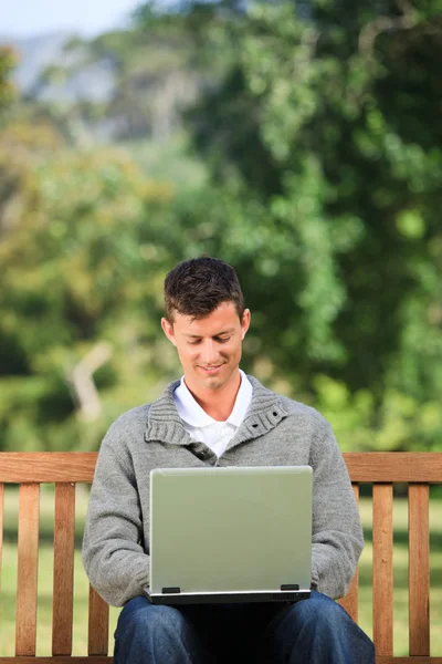 Hombre trabajando en su portátil — Foto de Stock