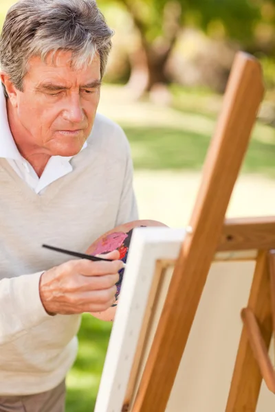 Älterer Mann malt im Park — Stockfoto