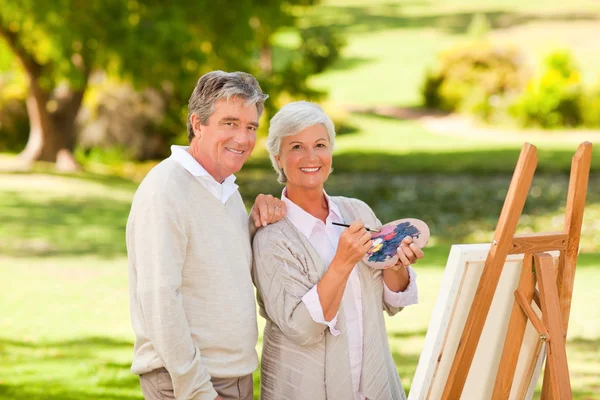 Seniorenpaar malt im Park — Stockfoto