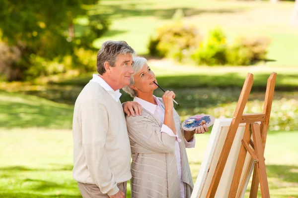 Senior couple painting in the park — Stock Photo, Image