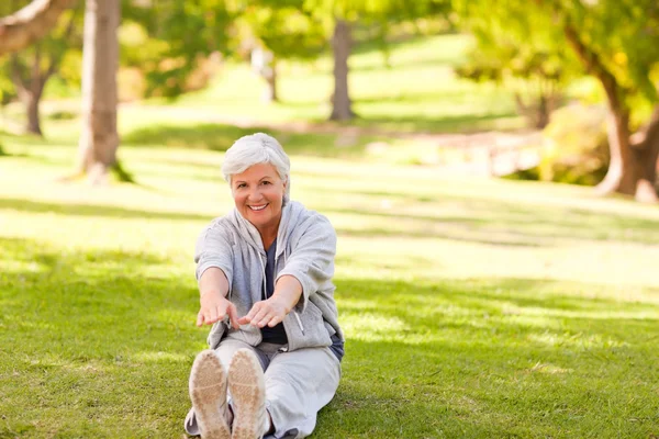 Mulher aposentada fazendo seus alongamentos no parque — Fotografia de Stock