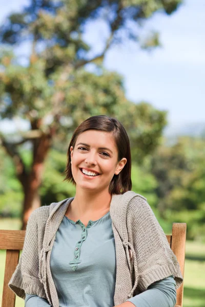 Woman on the bench — Stock Photo, Image