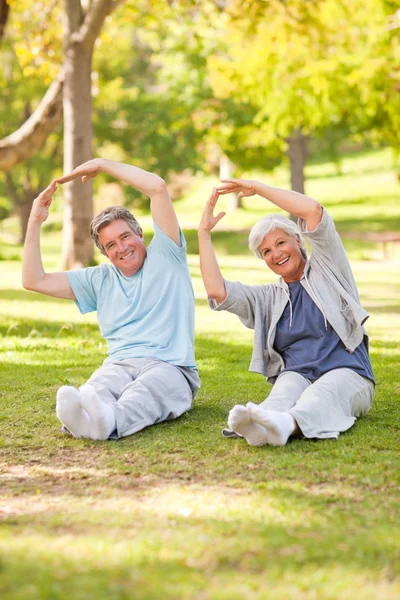 彼らは公園でストレッチを行う高齢者のカップル — ストック写真