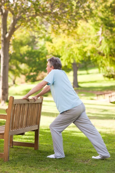 Uomo in pensione che fa i suoi tratti nel parco — Foto Stock