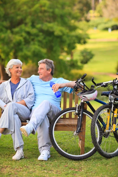 Bejaarde echtpaar met hun fietsen — Stockfoto