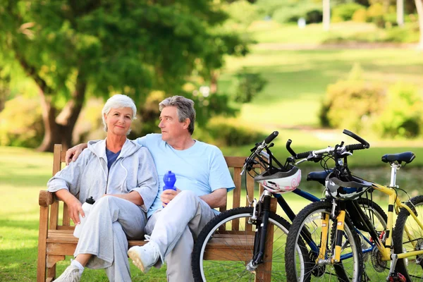 Ältere Paare mit ihren Fahrrädern — Stockfoto