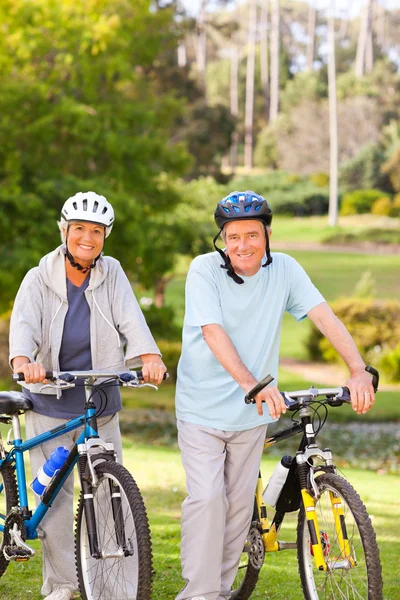 Зрелая пара с велосипедами — стоковое фото