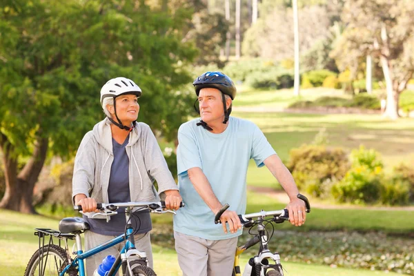 Ouder paar met hun fietsen — Stockfoto