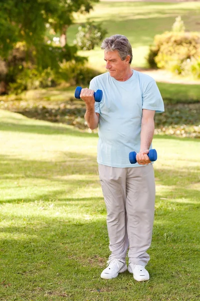 Anciano haciendo sus ejercicios en el parque —  Fotos de Stock