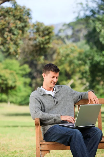 Man werkt aan zijn laptop — Stockfoto