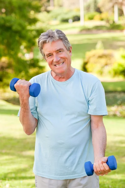 Mature man doing his exercises in the park — Stock Photo, Image