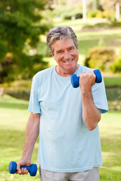Зрелый мужчина делает упражнения в парке — стоковое фото
