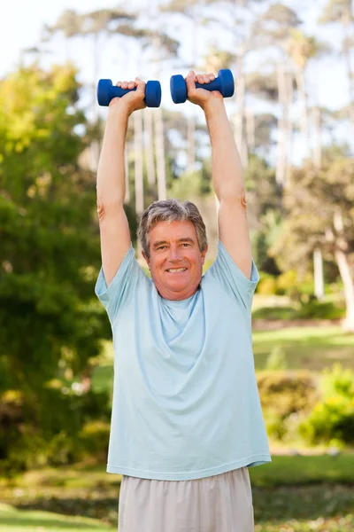 Mature man doing his exercises in the park — Stock Photo, Image
