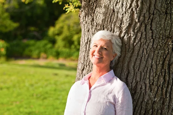 Senior kvinna i parken — Stockfoto