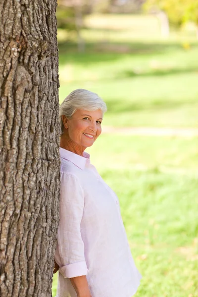 Mujer mayor en el parque —  Fotos de Stock