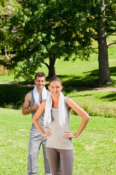 Exhausted couple in the park — Stock Photo, Image