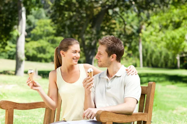 Пара їсть морозиво в парку — стокове фото