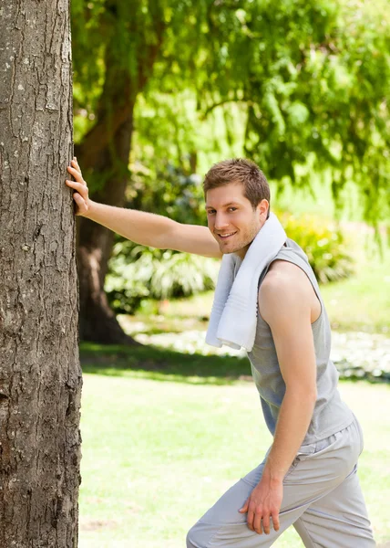 Człowiek robi jego rozciąga się w parku — Zdjęcie stockowe