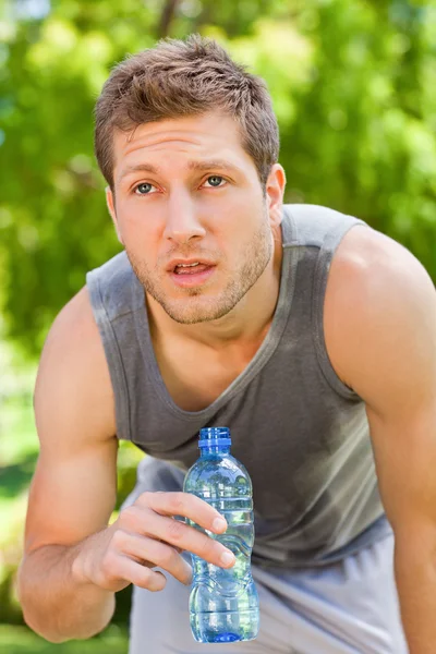 Sportowy człowiek wody pitnej w parku — Zdjęcie stockowe