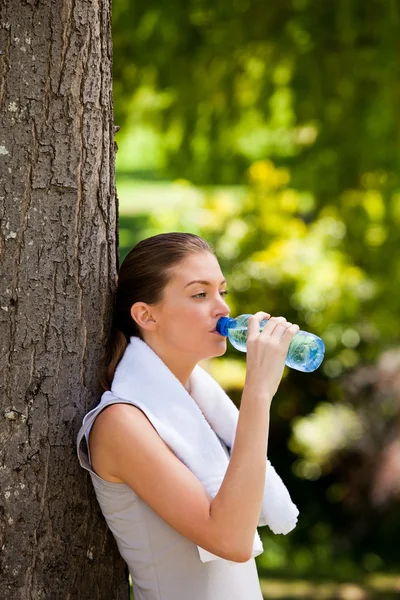 Junge Frau trinkt Wasser — Stockfoto
