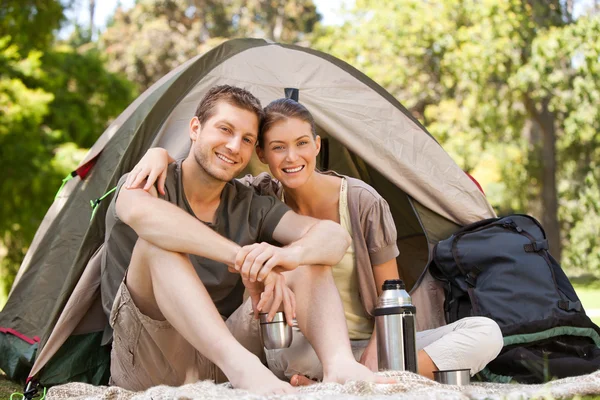 Casal acampar no parque — Fotografia de Stock